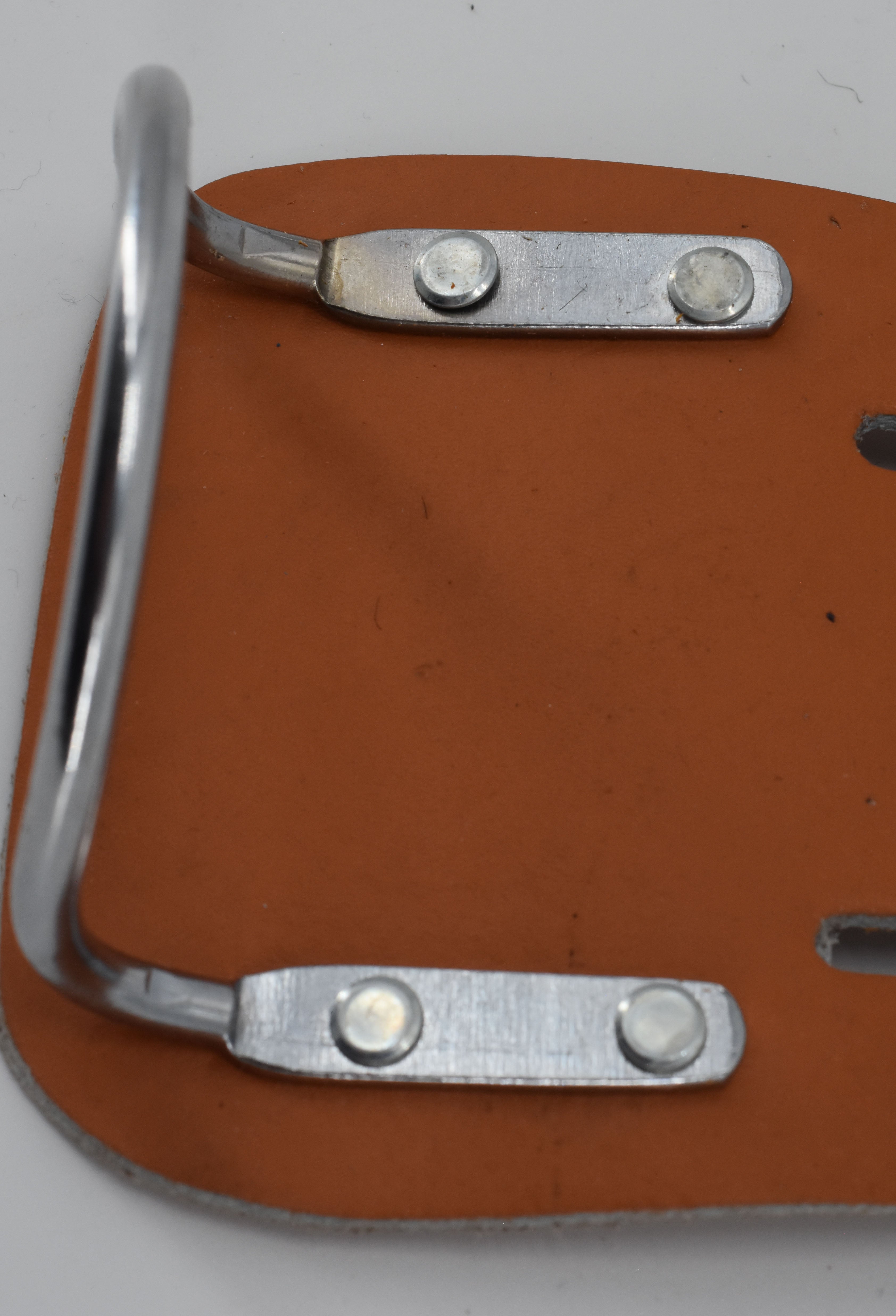 PORTE-MARTEAU EN CUIR