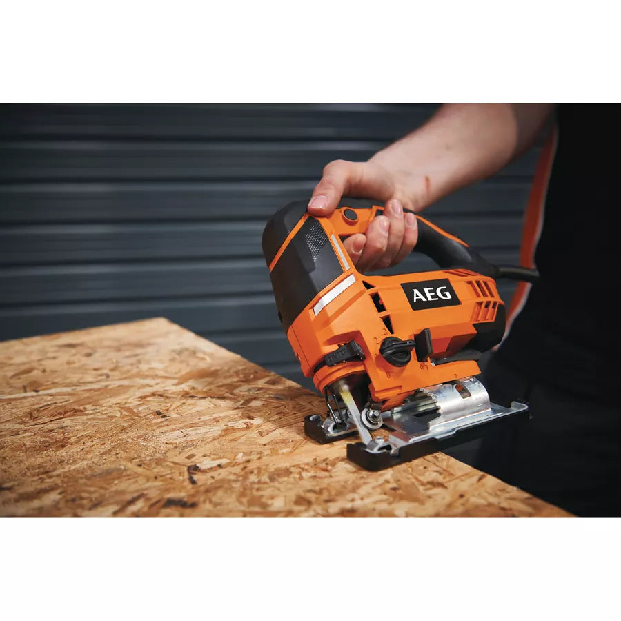 SCIE SAUTEUSE 'STEP 100X' AEG 700 W
