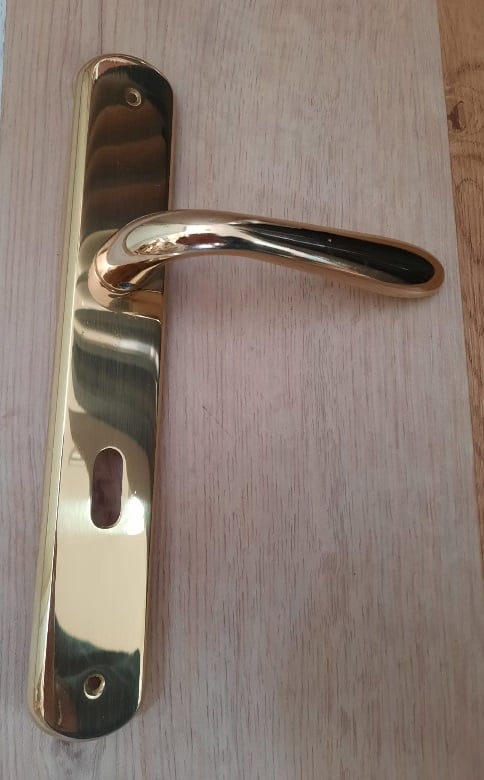 MANIGLIA 'AMALFI' CON PLACCA  Colore Oro lucido - Interasse 70 mm