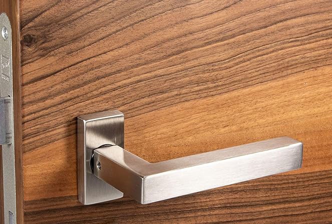 MANIGLIA INOX 'AUSTRIA' CON ROSETTA E BOCCHETTA Colore Inox satinato