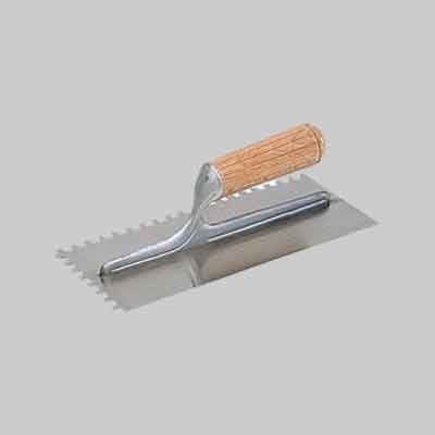 FRATTONE DENTATO C/MANICO LEGNO 28x12 cm - dentatura 10x10 mm